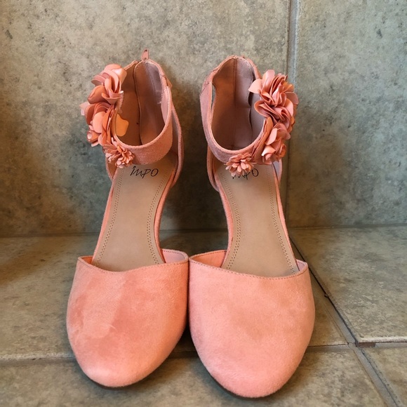 Pink Heels with Floral Details - Picture 2 of 4